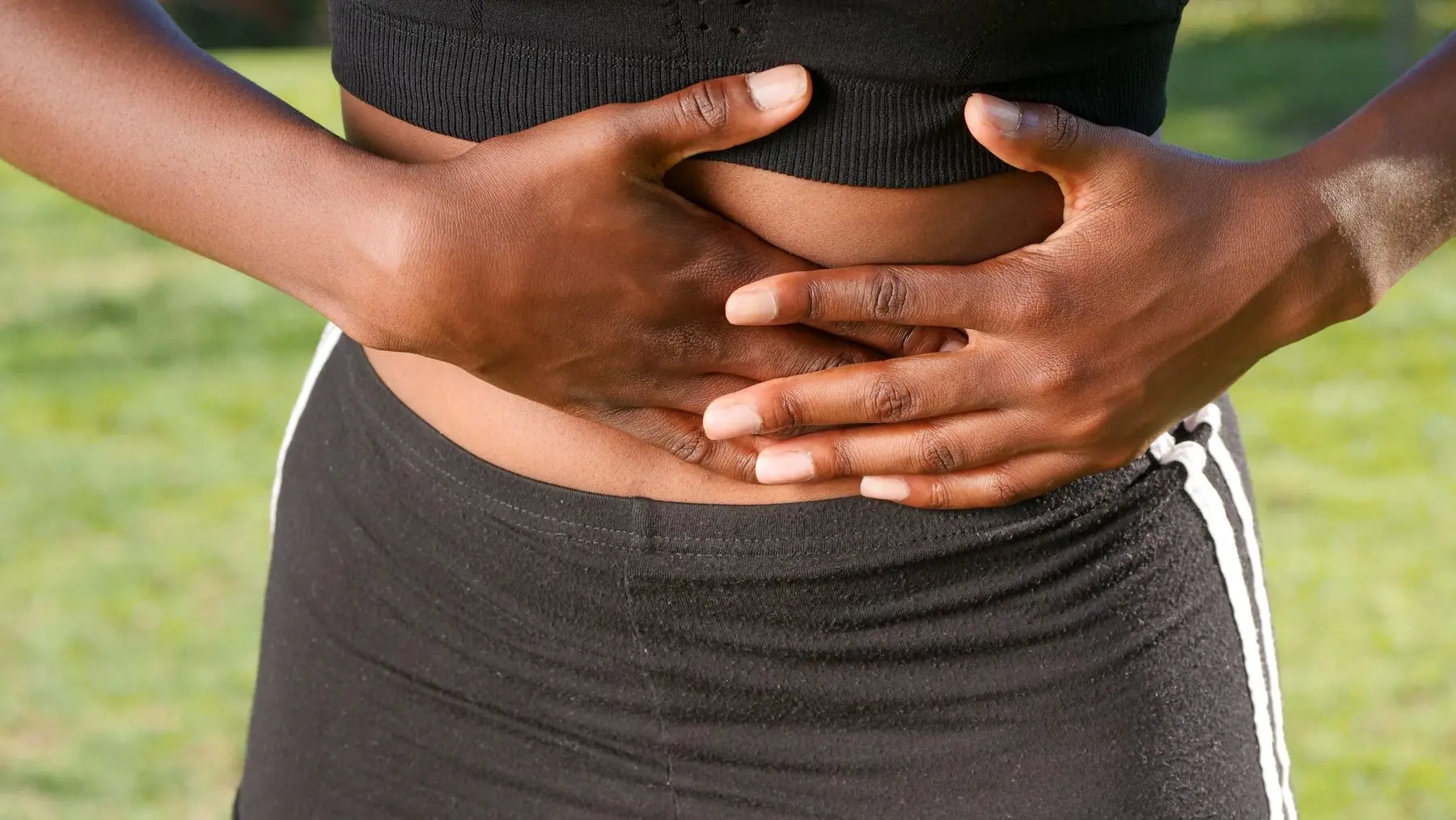 Frau hält sich den Bauch