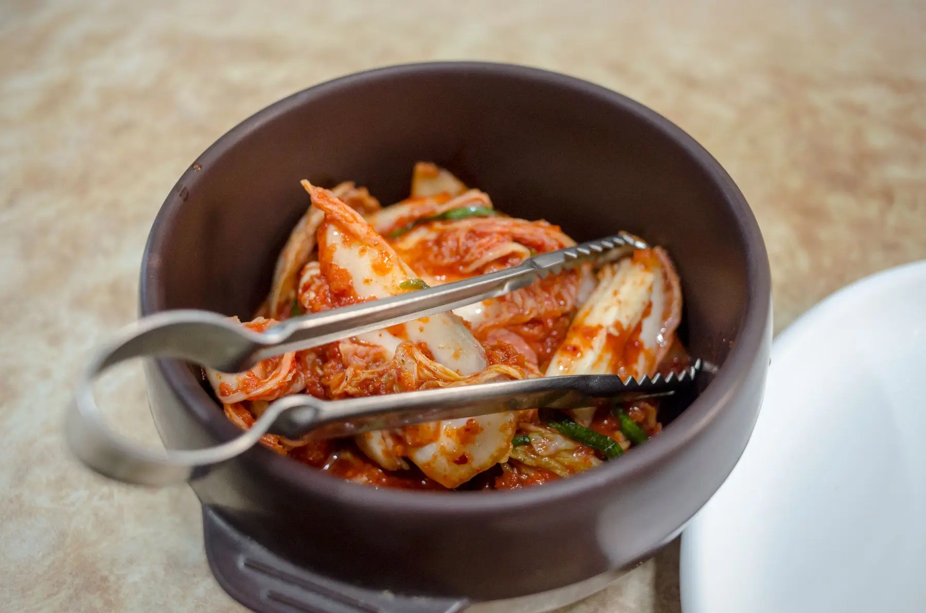 Kimchi in einer dunklen Keramikschale