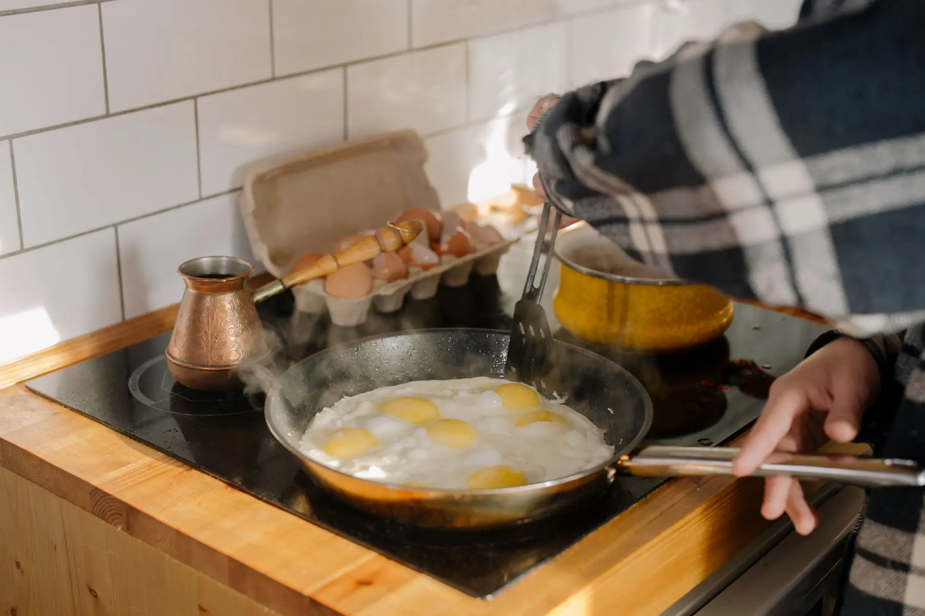 Eier in der Pfanne auf dem Herd